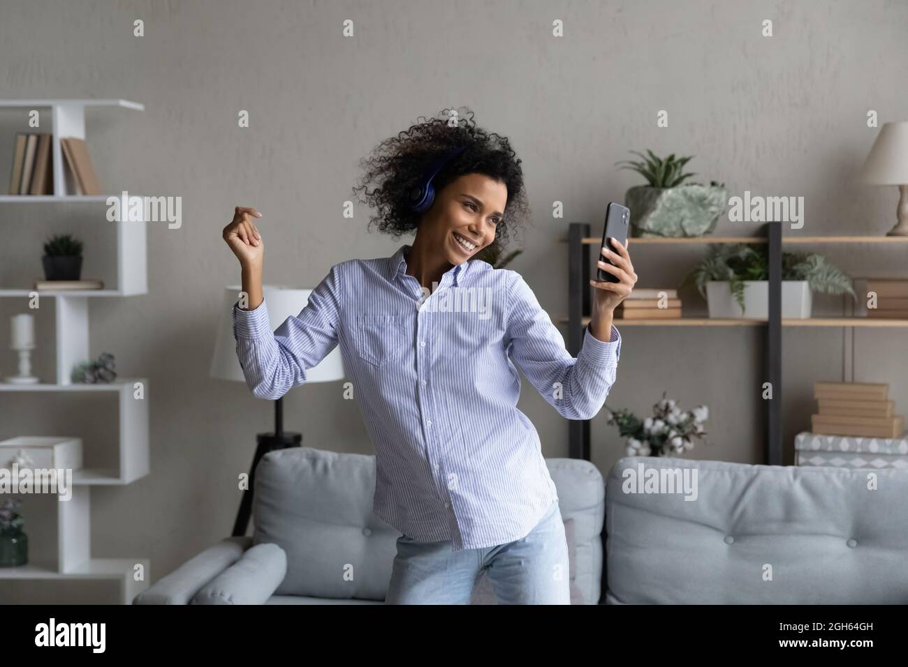 La adolescente negra fresca transmite corriente divertida en vivo de la casa Foto de stock
