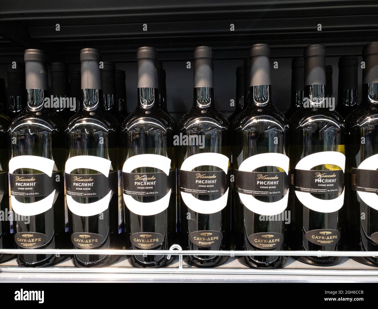 Moscú, Rusia - 16 ene. 2020. Riesling - vino blanco seco en el mostrador en la tienda Pyaterochka Foto de stock