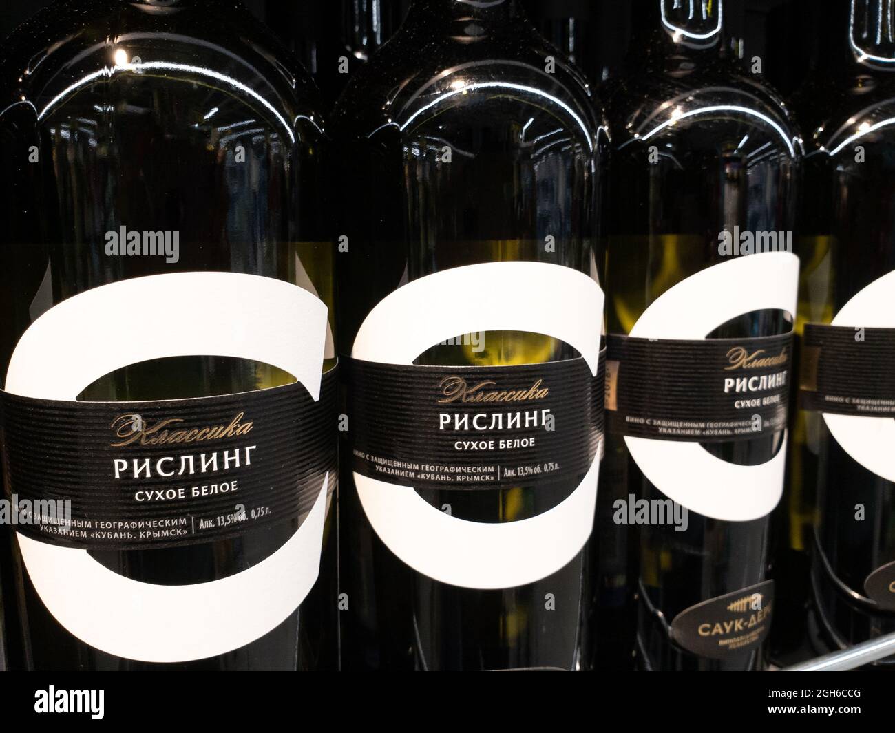 Moscú, Rusia - 16 ene. 2020. Riesling - vino blanco seco en el mostrador en la tienda Pyaterochka Foto de stock