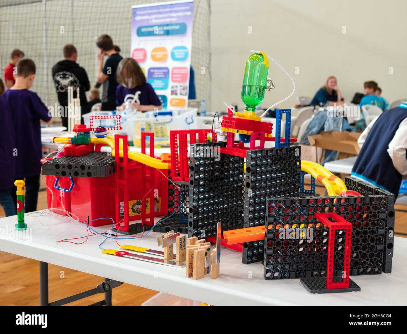 Minsk, Belarús - 27 de agosto de 2021: Máquina Rube Goldberg construida por niños en el Concurso Regional de Robótica Foto de stock