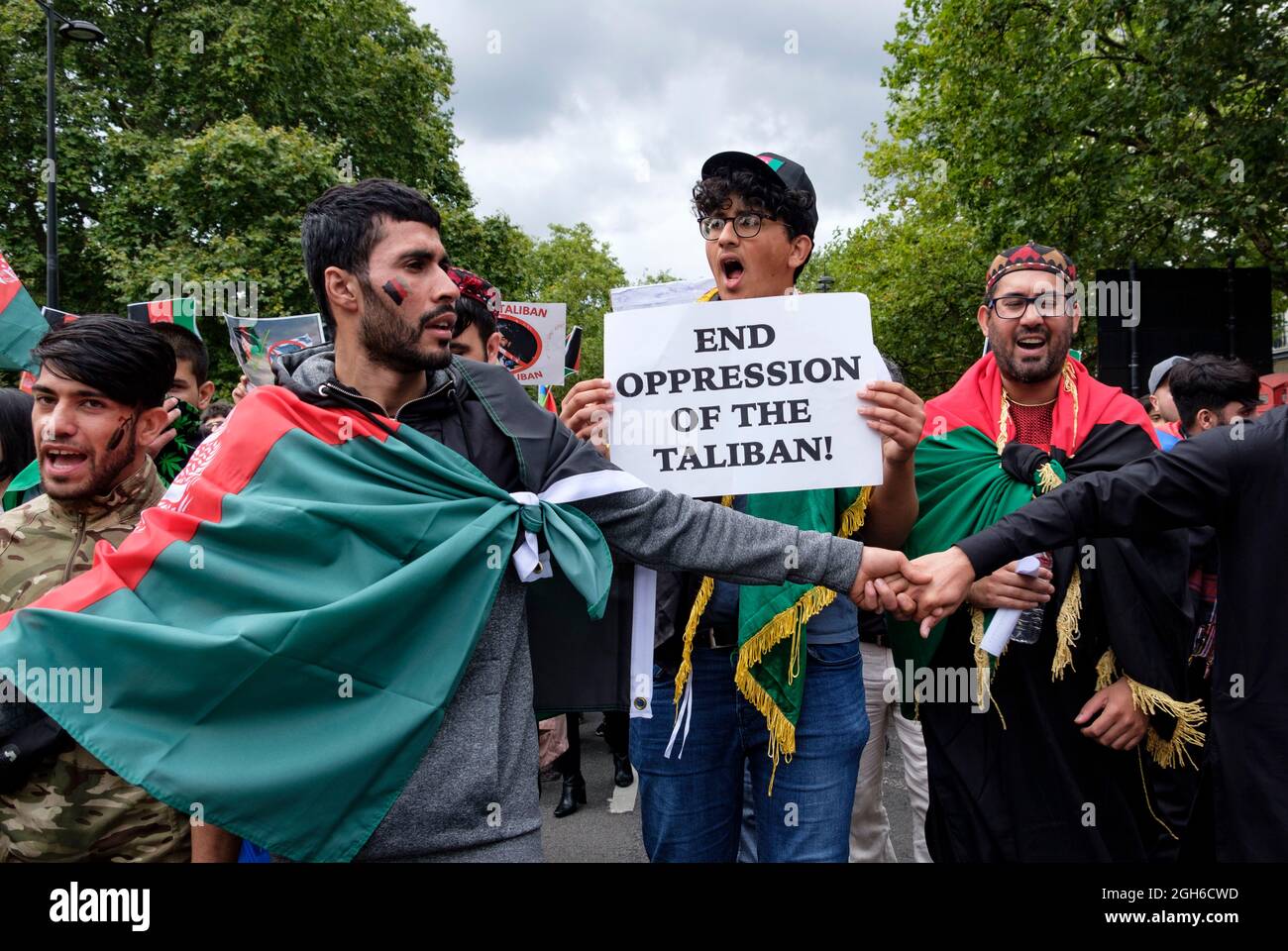 Los afganos anti-talibanes marcharon por Londres traicionados por la retirada de los EE.UU. Y el Reino Unido de Afganistán, dejando a los talibanes a cargo. Poner fin a la guerra de poderes, detener los asesinatos y sancionar a Pakistán. 28.08.2021 Foto de stock