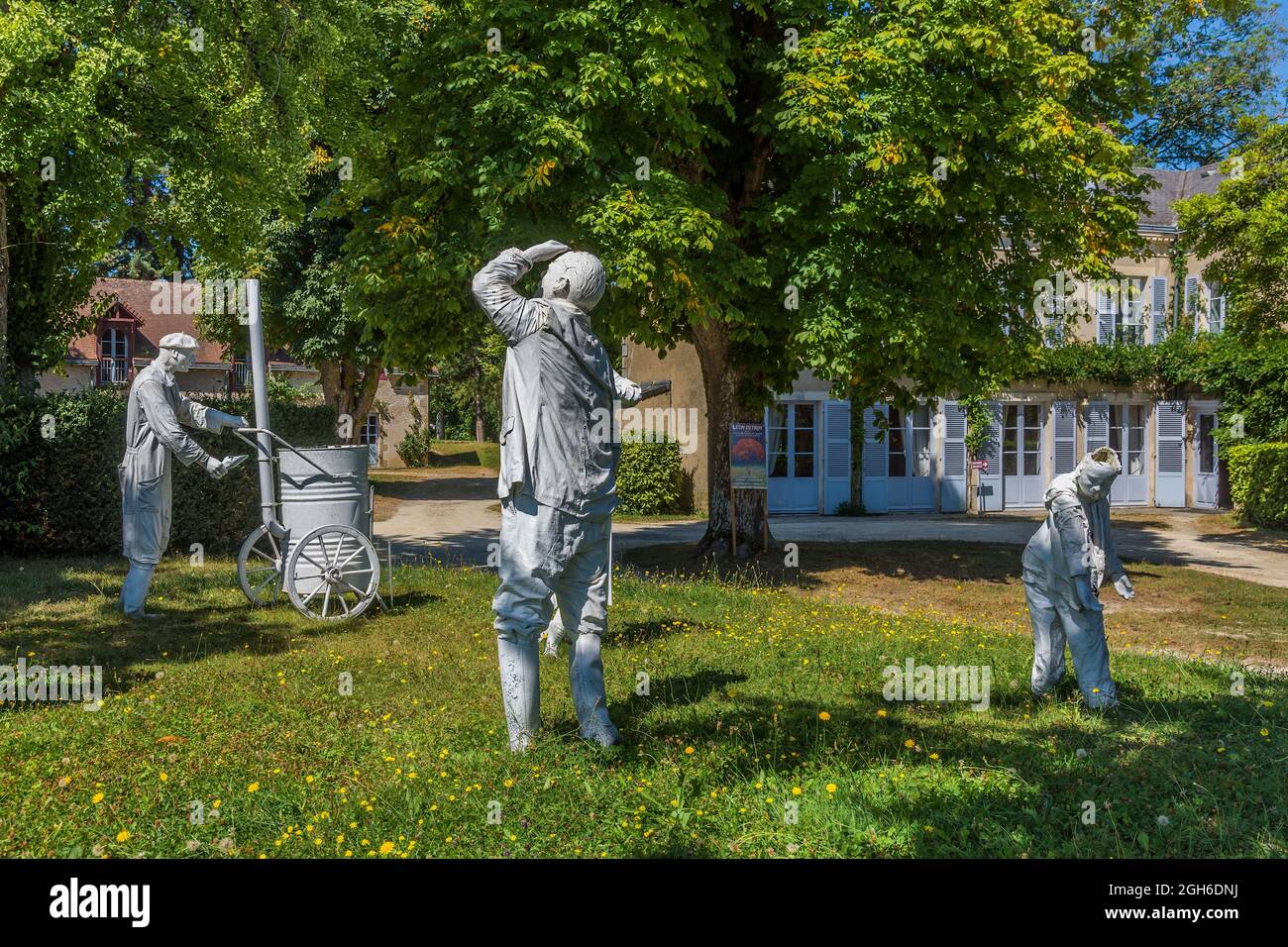 Esculturas de tamaño natural de Marc Bertrand y Claude Grollimund en los jardines de la Mairie / Ayuntamiento de Eguzon-Chantome, Indre (36), Francia. Foto de stock
