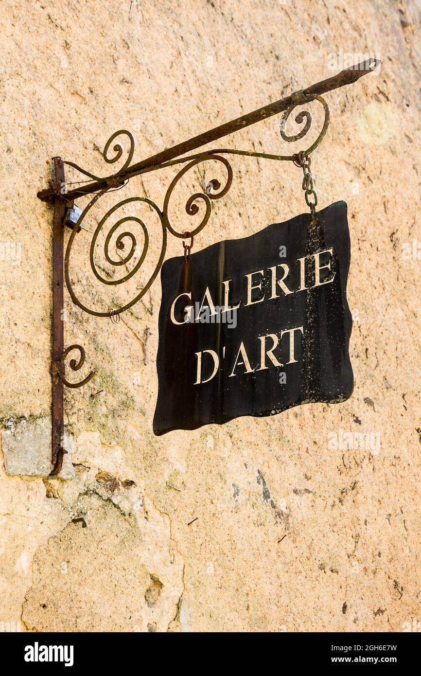 Galerie d'Art' cartel colgante en el pueblo de Gargilesse, Indre (36),  Francia Fotografía de stock - Alamy