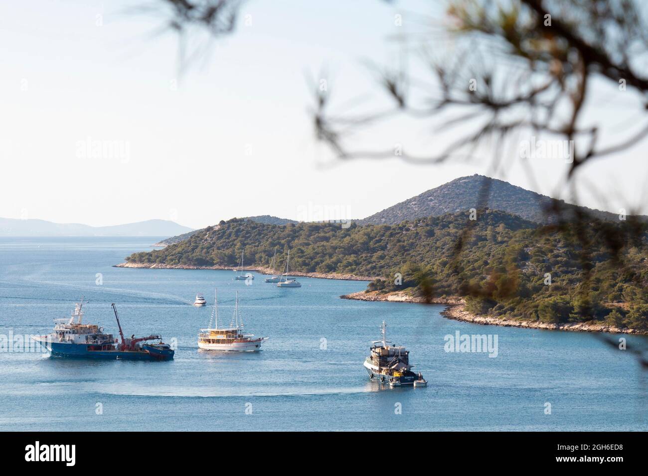 Tribunj, Croacia - 6 de agosto de 2021: Punto de vista en el mar y las islas, desde la colina de San Nicolás sobre Tribunj, con la pesca y los barcos de vela en el principio Foto de stock