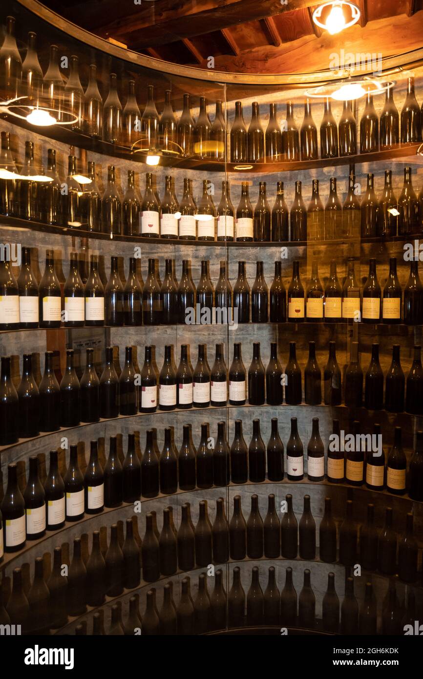 Espléndida colección de vinos finos dentro del castillo de Grinzane Cavour, patrimonio de la Unesco Foto de stock
