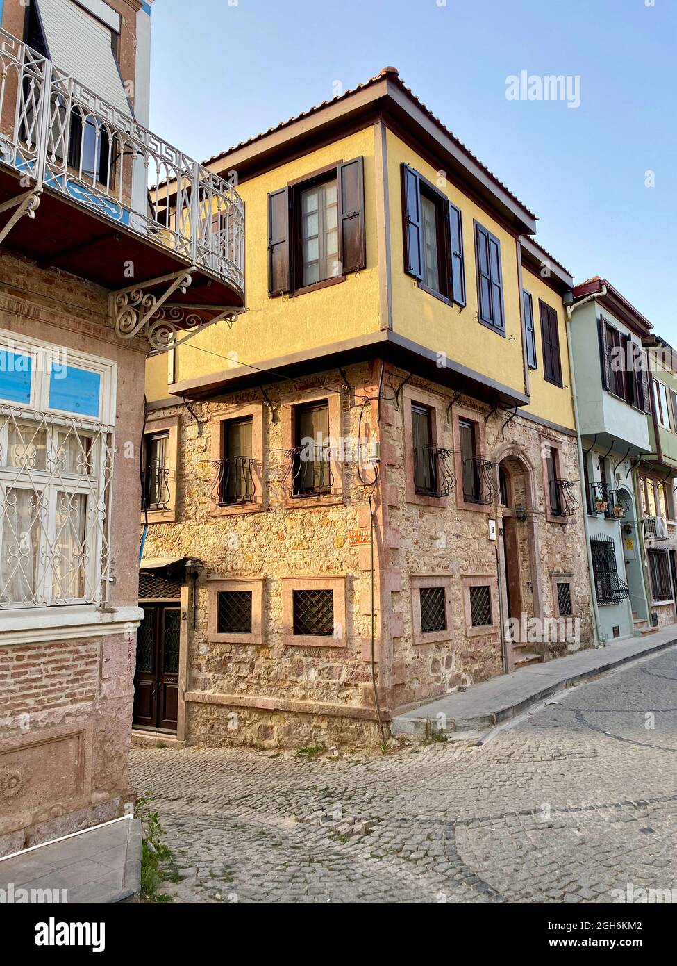 Casas de estilo antiguo griego y turco otomano en una calle estrecha de Ayvalik. Foto de stock