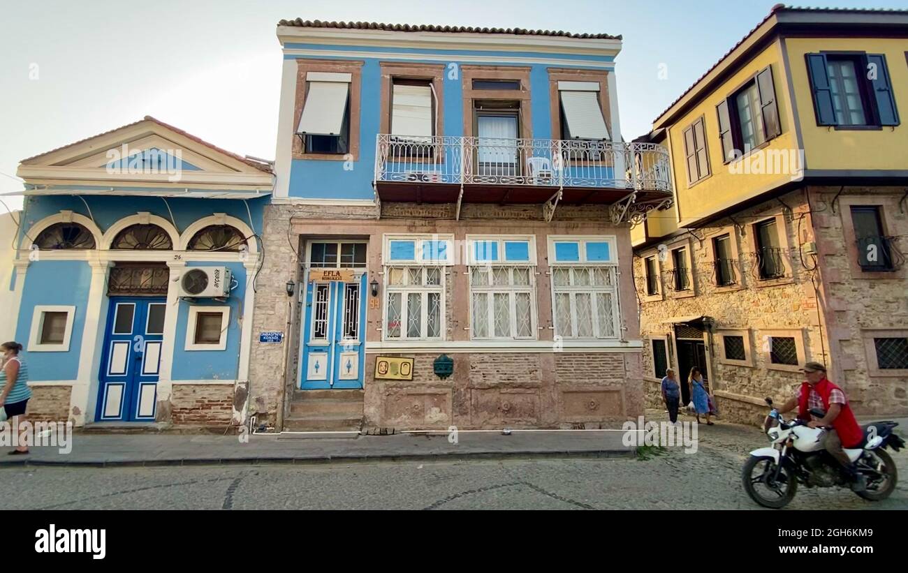 Casas de estilo antiguo griego y turco otomano en una calle estrecha de Ayvalik. Foto de stock