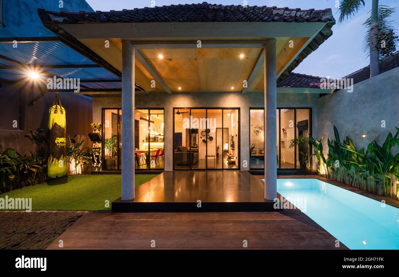 Canggu, Bali, Indonesia, 16 de julio de 2021..Piscina y villa de lujo por  la noche Fotografía de stock - Alamy