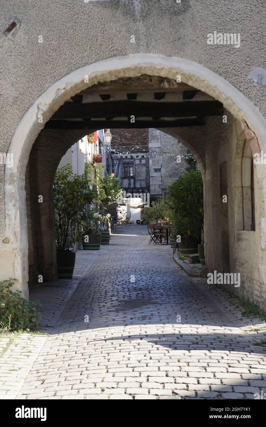 Paisaje medieval en Noyers sur Serein, Francia Foto de stock