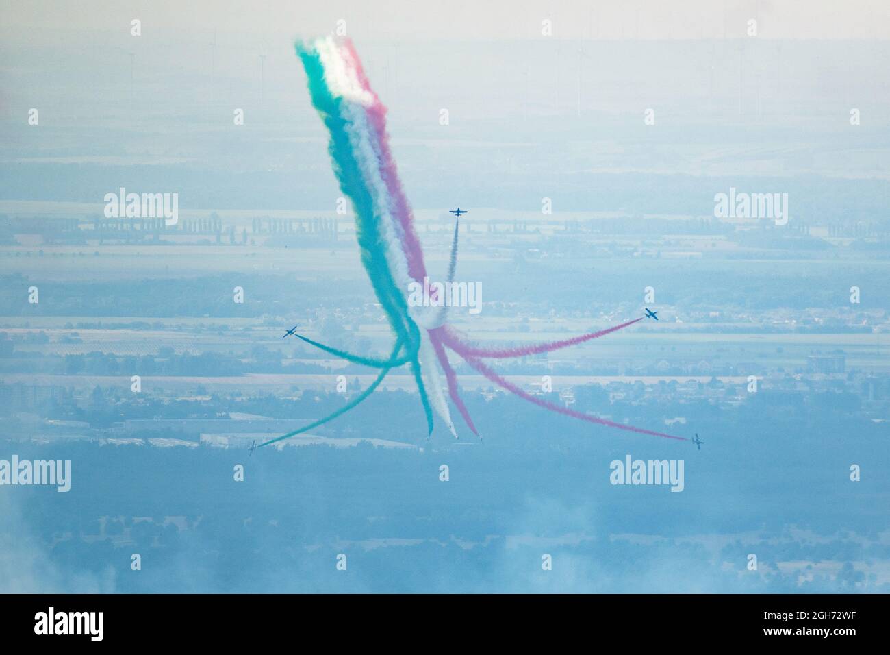 KUCHYNA, ESLOVAQUIA - 5 DE SEPTIEMBRE de 2021: Vuelo del equipo acrobático italiano Frecce Tricolori en estrecha formación en SIAF 2021 airshow. Foto de stock