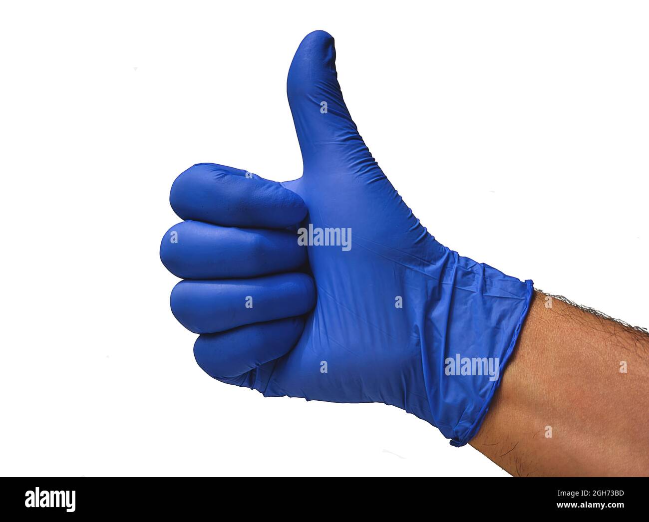 Un doctor con un guante azul, hace un puño y levanta su pulgar, confirmando que todo es correcto, y que no hay problema, dando el ok Foto de stock