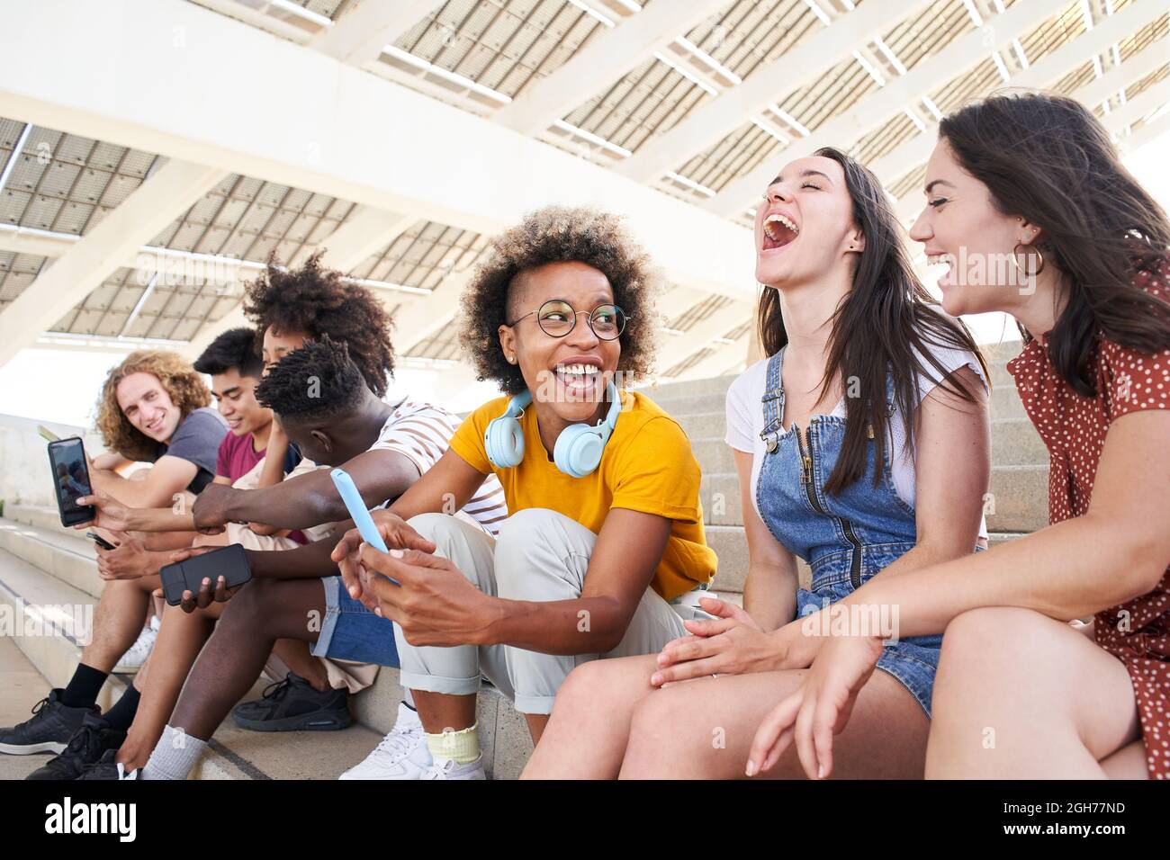 Amigos Saindo Depois De Jogar Futebol Imagem de Stock - Imagem de amigos,  alegria: 208803803