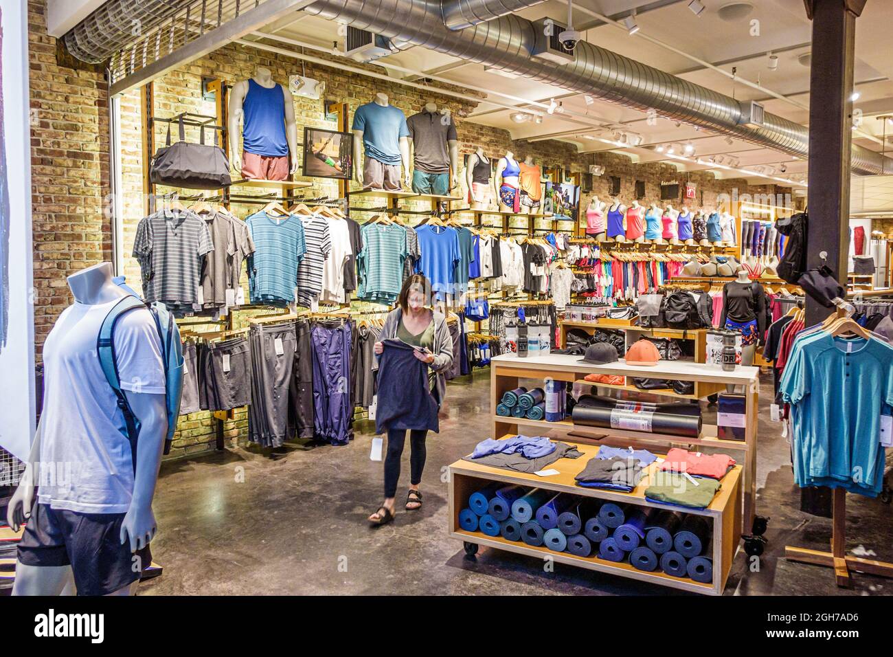 New York City,NY NYC Manhattan Meatpacking District,lulemon Athletica,ropa  de deporte,tienda de compras venta de ropa interior para mujeres Fotografía  de stock - Alamy