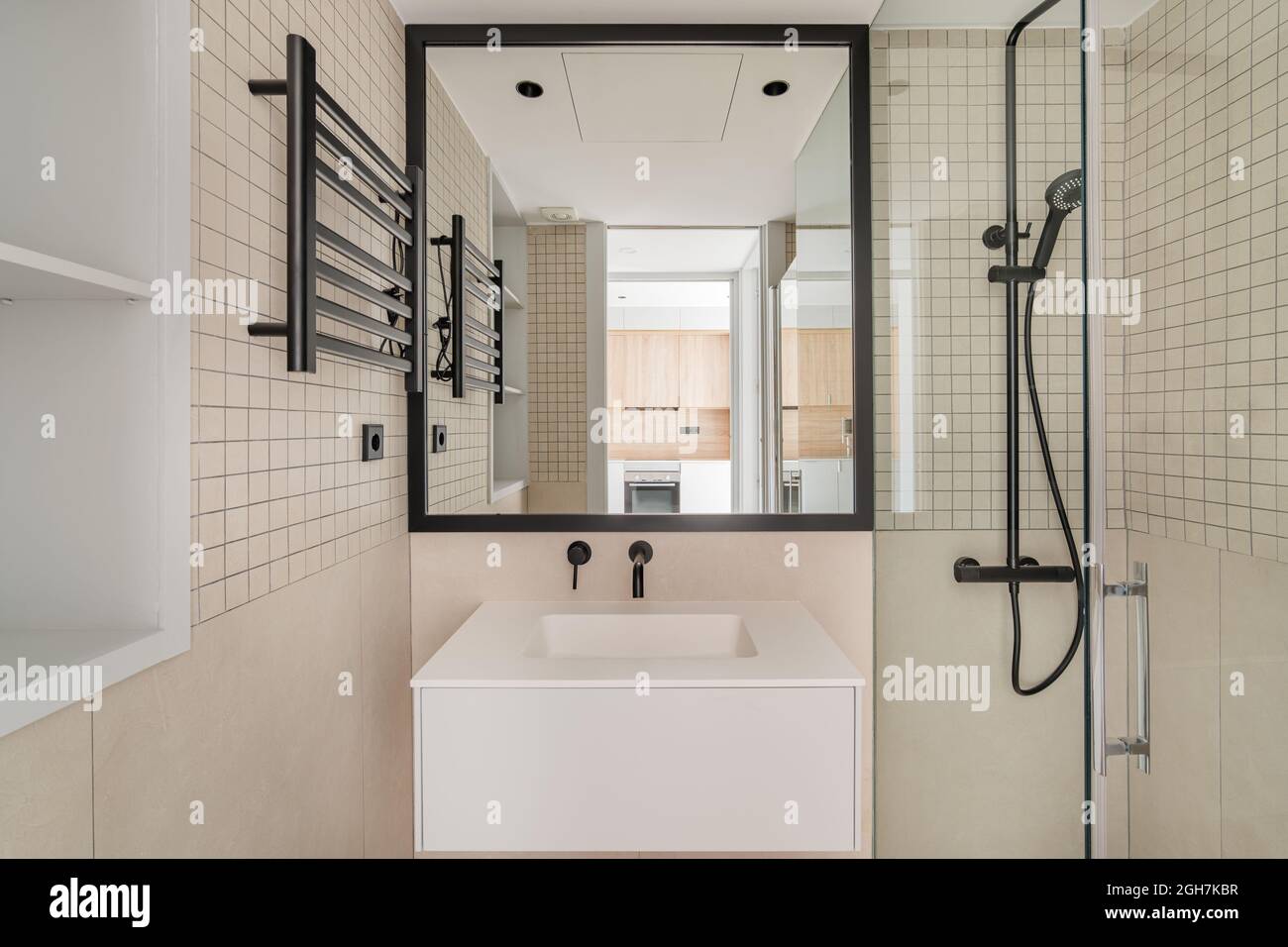 Moderno diseño interior de baño en beige con decoración de metal negro.  Vista frontal del cuarto de baño con cocina reglectada en el espejo  Fotografía de stock - Alamy