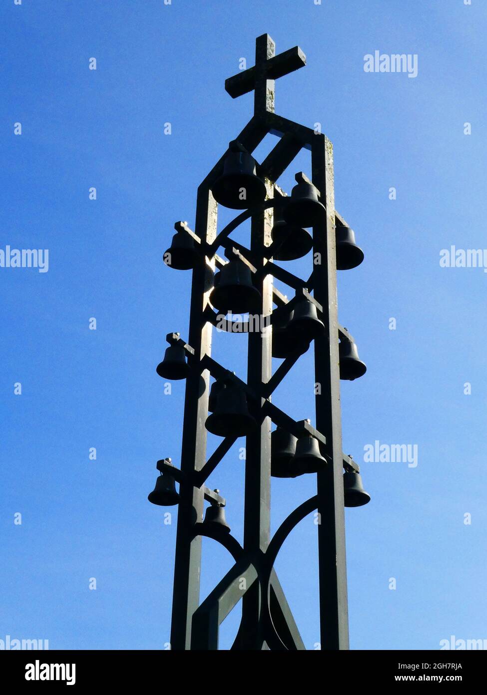 Geesteren, Países Bajos - septiembre de 5 2021 - Una torre de metal con un carillón y un crucifijo en la parte superior. Foto de stock