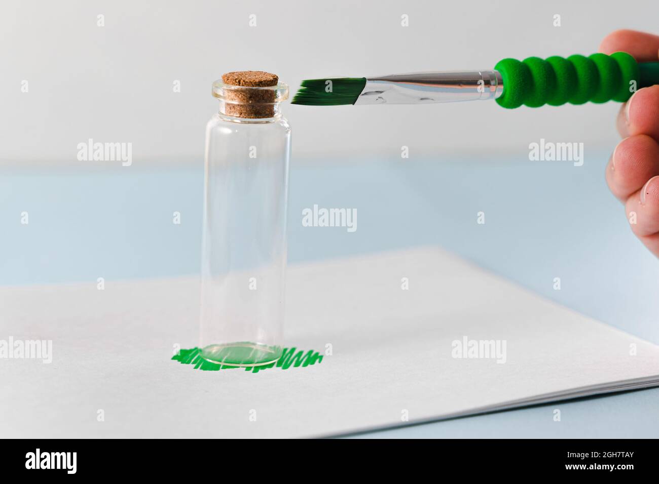 Concepto de lavado ecológico. Botella de pintura verde y cosmética. Desinformación de marketing medioambiental. Brillo verde no transparente. Foto de stock