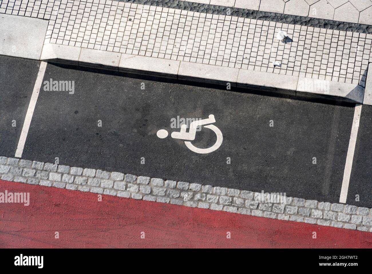 Vista aérea de una plaza de aparcamiento para discapacitados con letrero pintado en el suelo Foto de stock