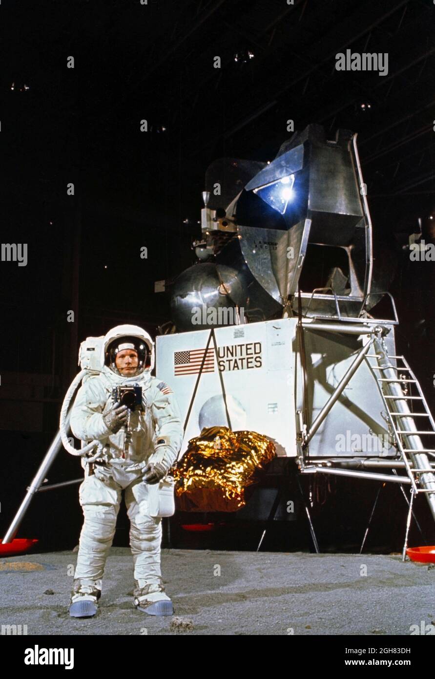 22 de abril de 1969) ---- El astronauta Neil A. Armstrong, que lleva una  Unidad de Movilidad Extravehicular, participa en una simulación del  despliegue y uso de herramientas lunares en la superficie