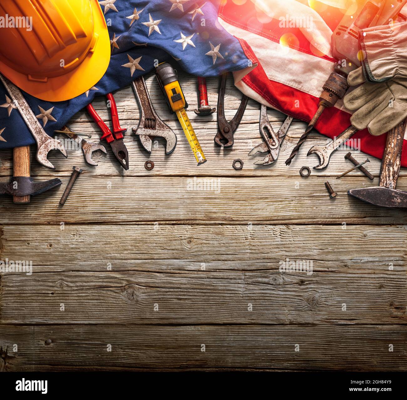Día del Trabajo - Fiesta Nacional - Herramientas Mecánicas y EE.UU. Bandera sobre el fondo de madera Foto de stock