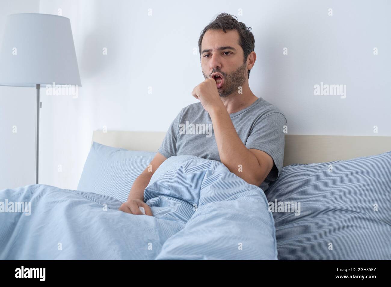 Un hombre afectado por el resfriado, la gripe y la tos Foto de stock