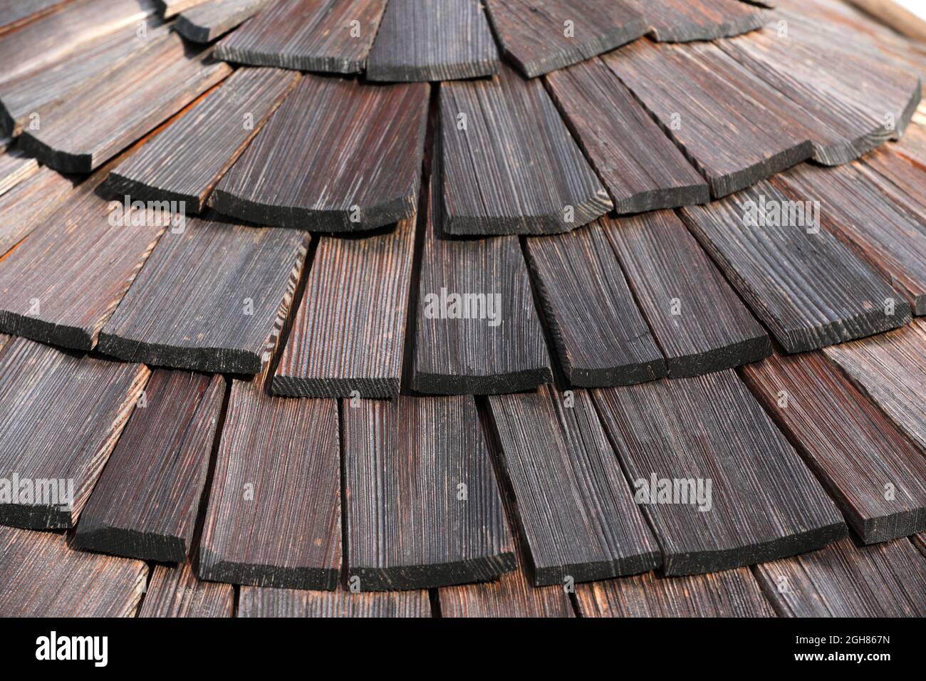 Tejas de madera en el techo de una casa Fotografía de stock - Alamy