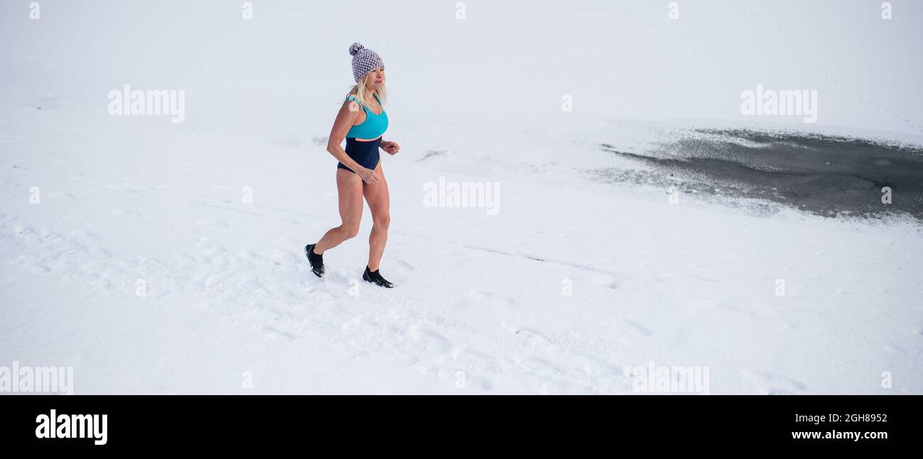 Concepto de running para clima frío. Ajuste a un hombre maduro en