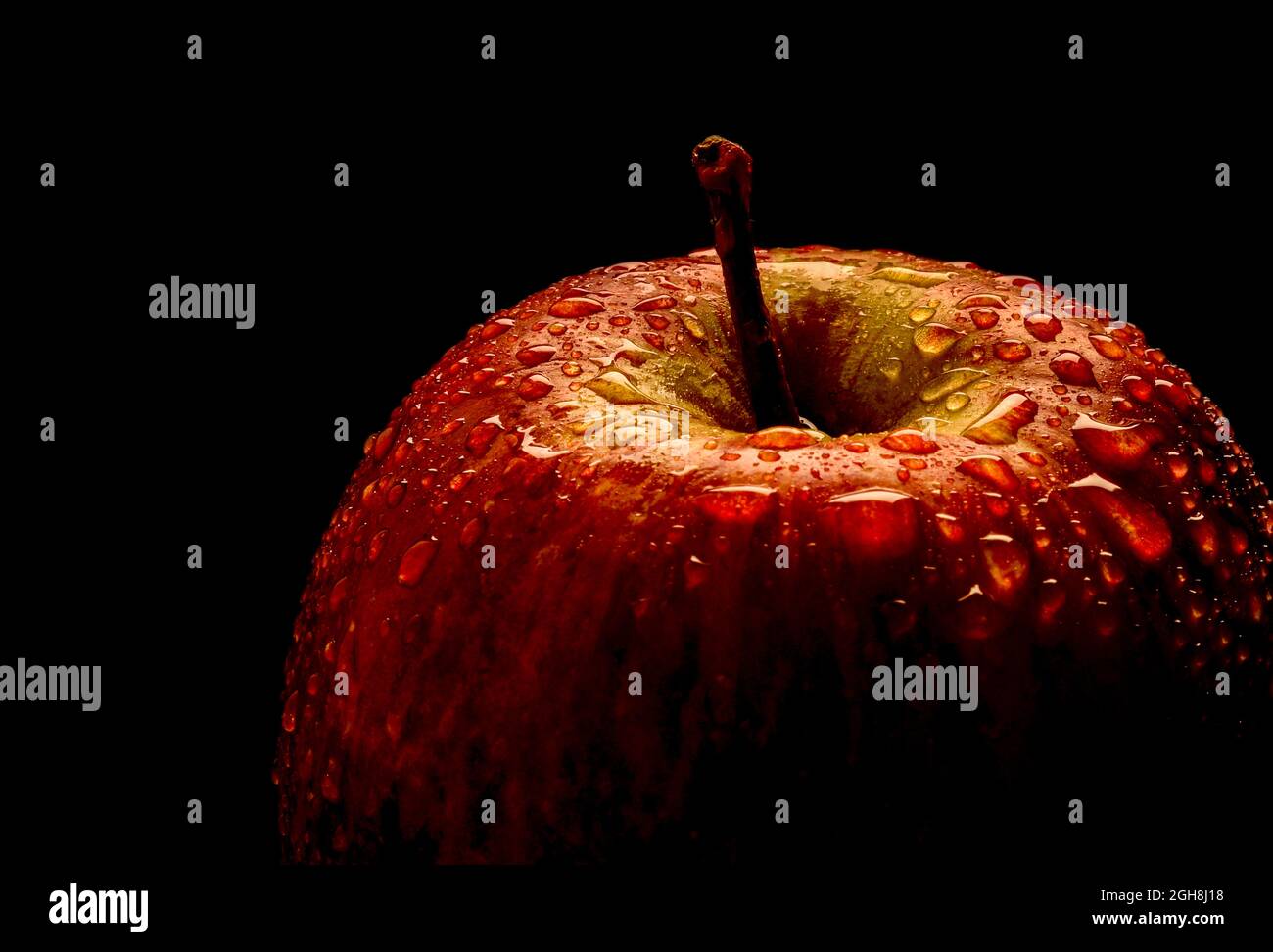 Manzana con gotas de agua. Foto de stock
