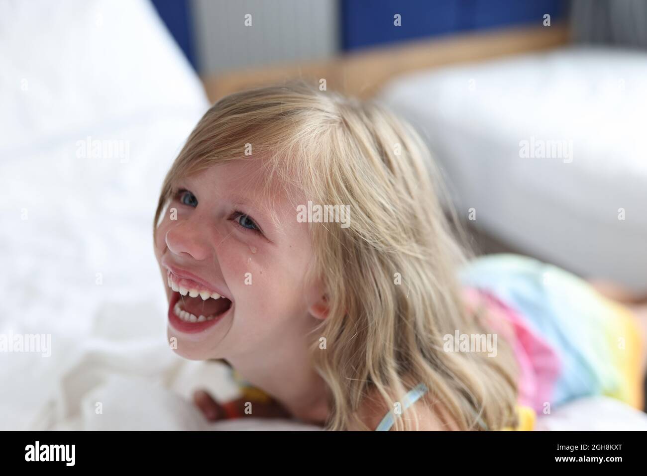 Retrato de llorando niña gritando de cerca Foto de stock