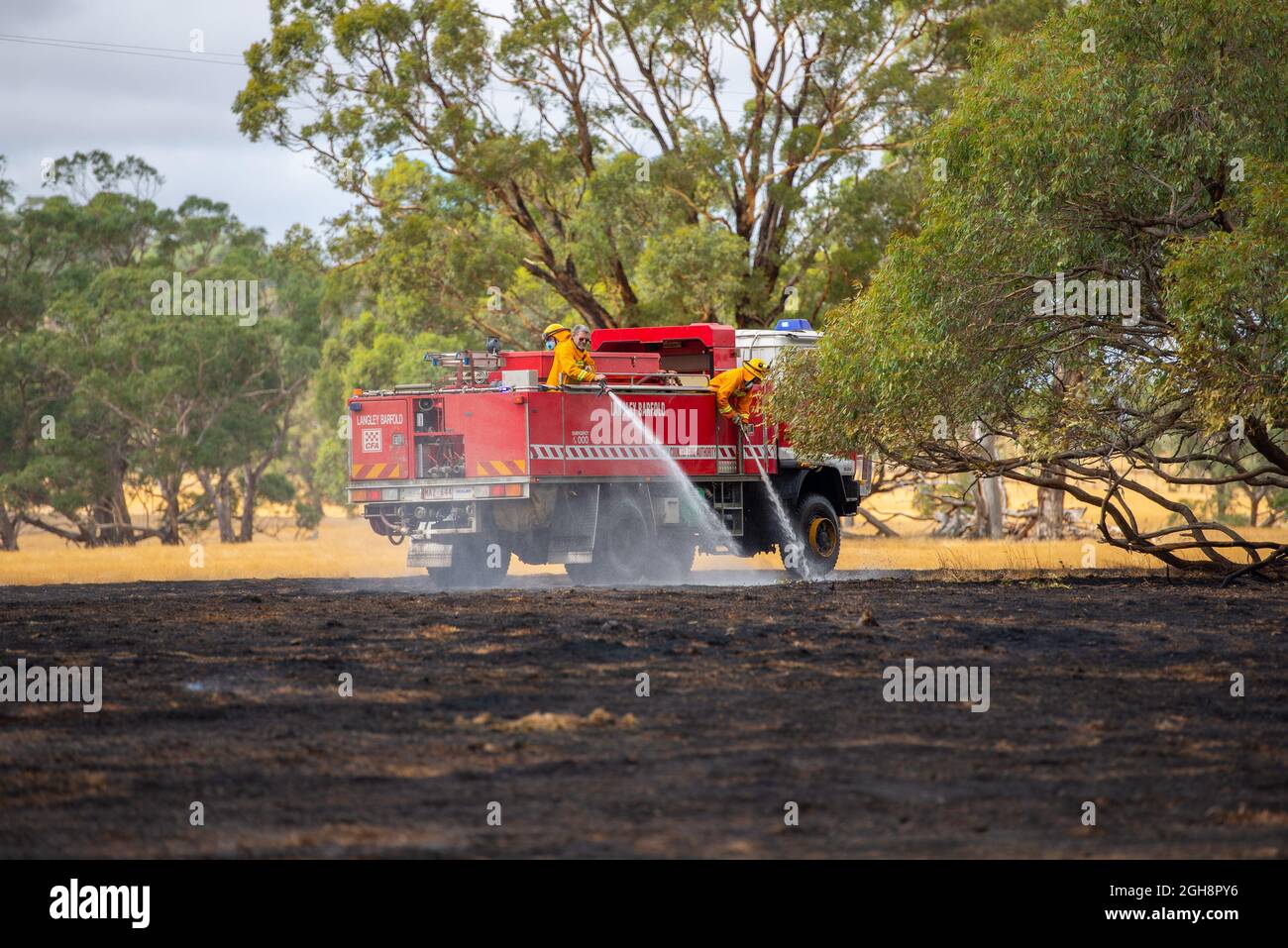 Un aparato contra incendios que prendió un fuego de pasto, Langley Barfold, Victoria, Australia. Foto de stock