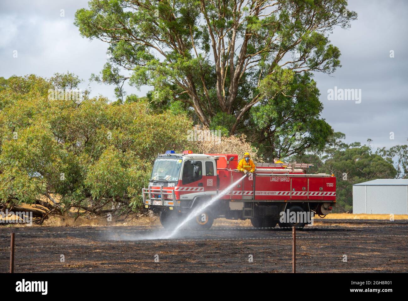 Un aparato contra incendios que prendió un fuego de pasto, Langley Barfold, Victoria, Australia. Foto de stock