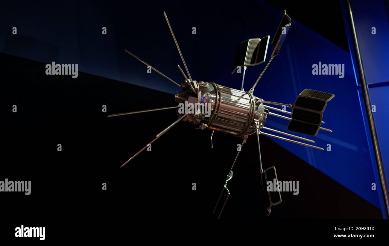 Moscú, Rusia - 6 de mayo de 2021: Museo de Cosmonáutica. Modelo de tamaño real de un satélite artificial de la Tierra sobre un fondo oscuro. Museo del Espacio. Foto de stock