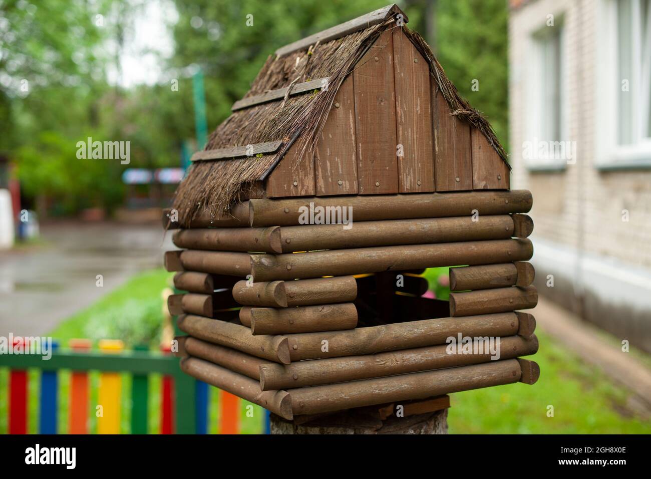 Ahuyentar Suposición riesgo Casa de madera de juguete. Casa en el jardín. Decoración para el patio en  el jardín de infancia. Una casa hecha de materiales naturales Fotografía de  stock - Alamy