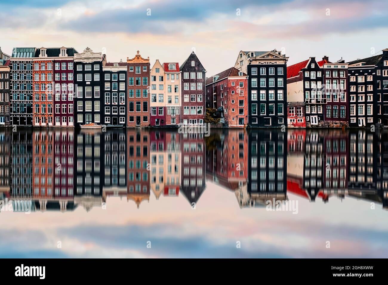 Edificios en la avenida Damrak, ciudad de Amsterdam, Países Bajos Foto de stock