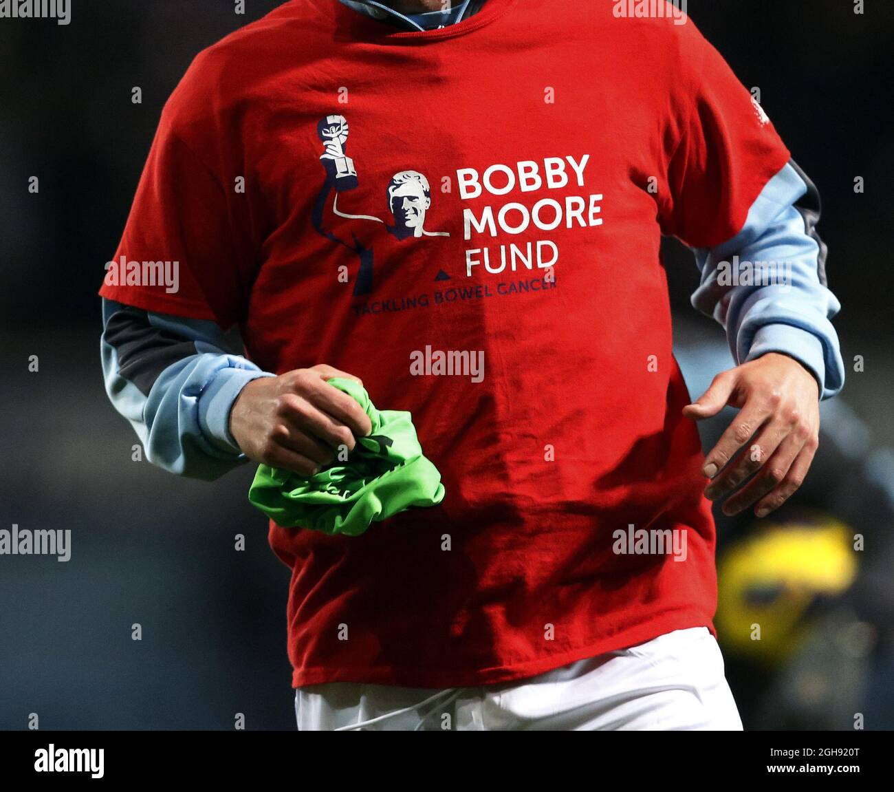 El jugador de West Ham lleva una camiseta para la fundación Bobby Moore durante la Barclays Premier League entre West Ham United y Tottenham Hotspur en el Park en Londres el