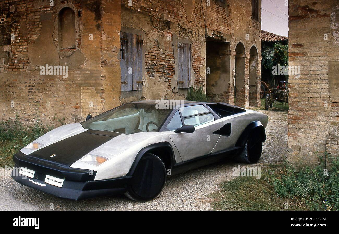 1988 Lamborghini Countach Evoluzione (fibra de carbono) prototipo de conducción en prueba cerca de la fábrica en Sant'Agata Bolognese Italia Foto de stock