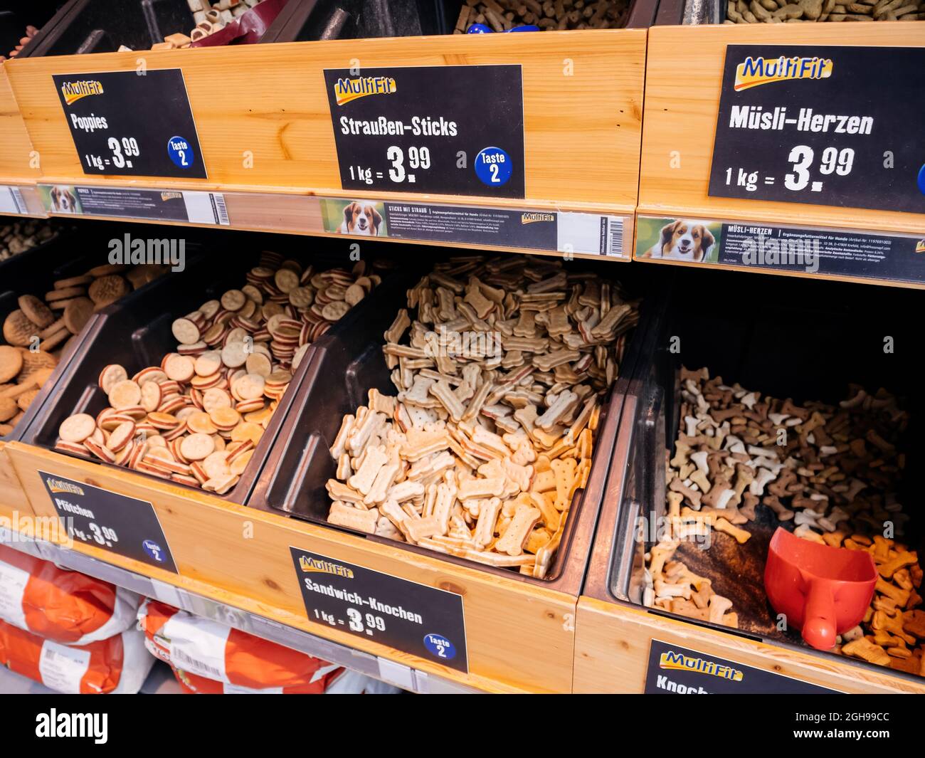 Cachorro knochen, musli herzen perro comida seca para la venta en el supermercado de alimentos para mascotas Foto de stock