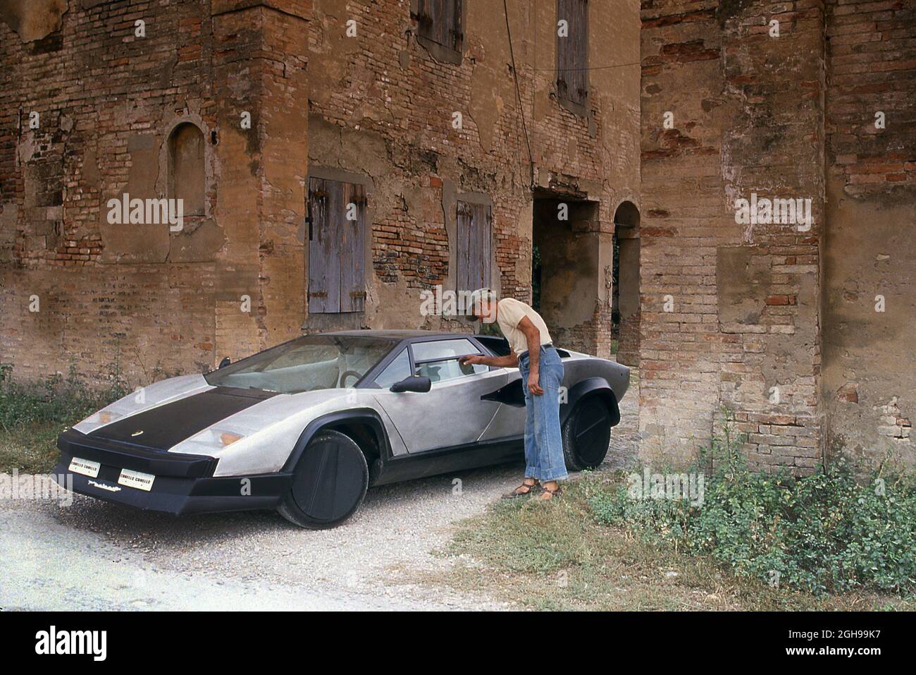 1988 Lamborghini Countach Evoluzione (fibra de carbono) prototipo de conducción en prueba cerca de la fábrica en Sant'Agata Bolognese Italia Foto de stock