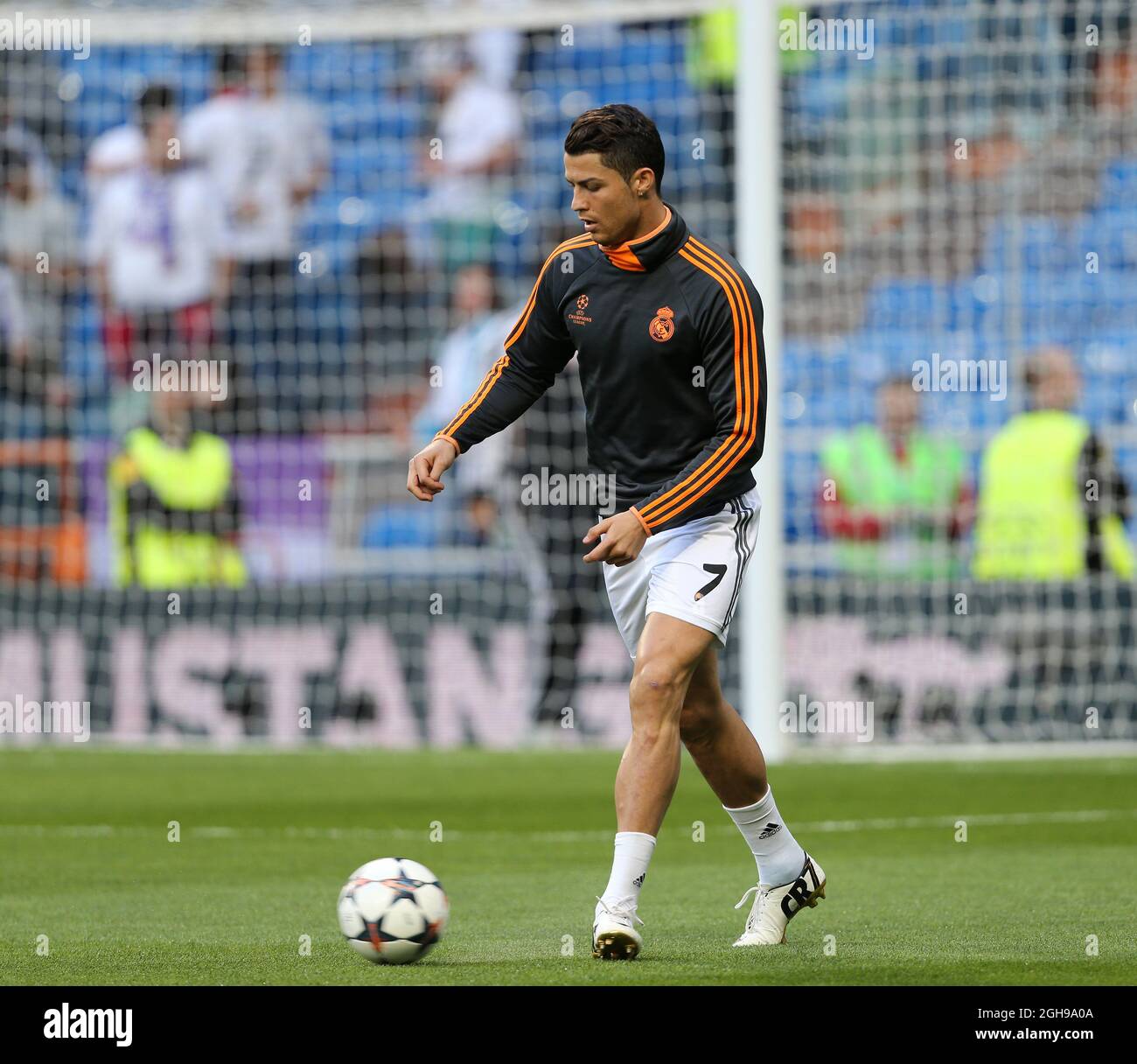 Cristiano Ronaldo, del Real Madrid, lleva botas con oro durante su partido  semifinal de primera pierna de la UEFA Champion League entre el Real Madrid  y el Bayern de Múnich en Santiago