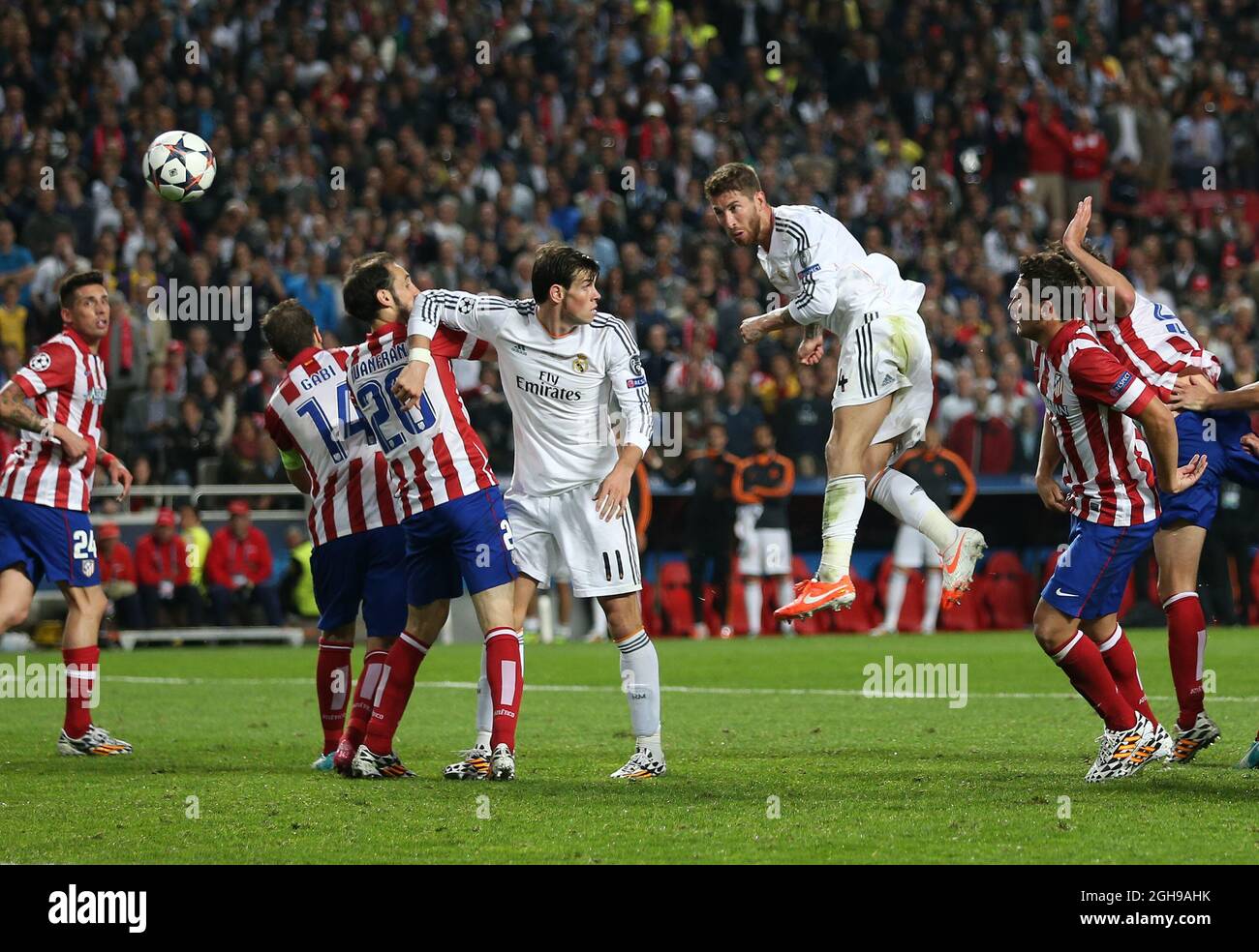 Real Madrids Sergio Ramos anotó su gol de apertura durante el partido final  de la UEFA Champions League entre el Real Madrid y el Atlético de Madrid en  el Estadio de la