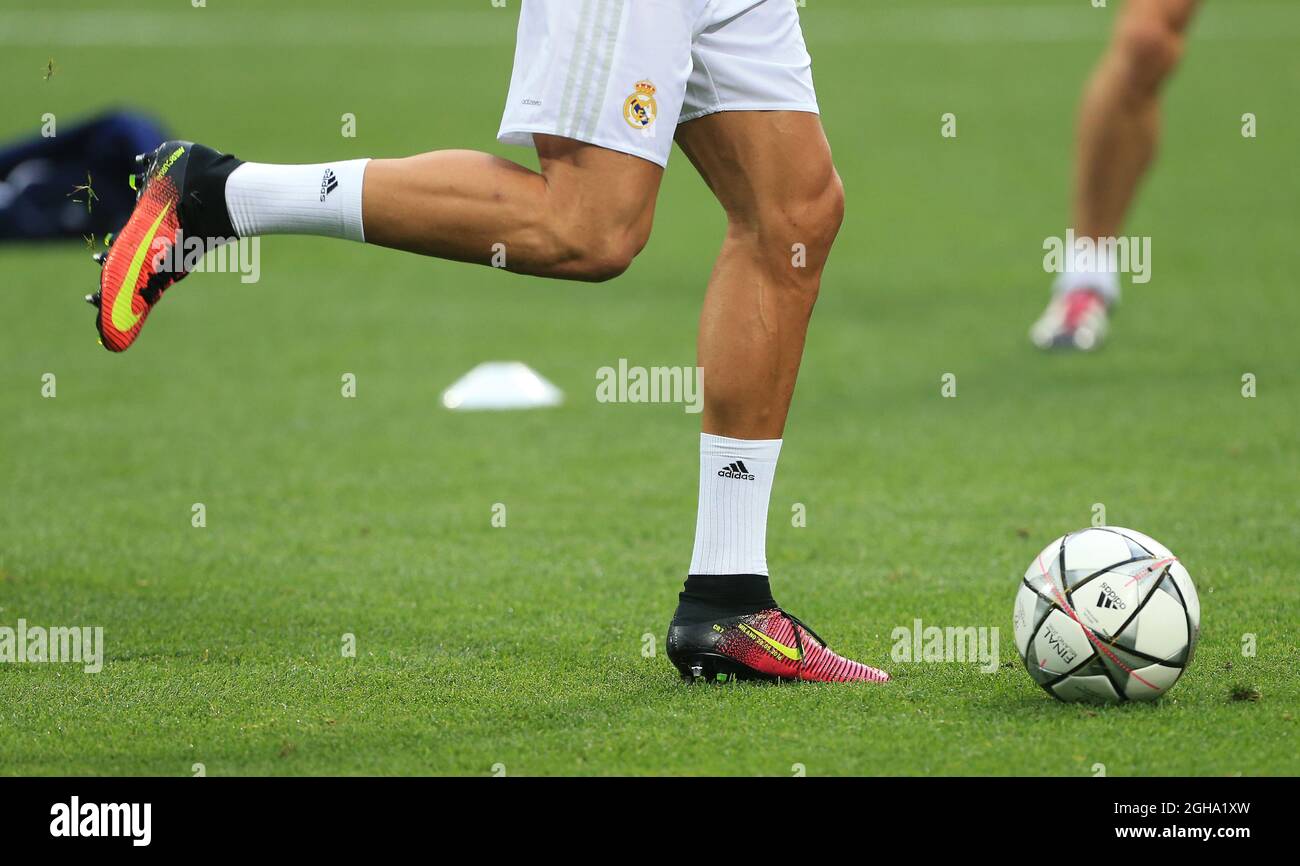Las botas usadas por Cristiano Ronaldo durante el partido de la final de la  UEFA Champions League en el Estadio Giuseppe Meazza, Milán, Italia. El  crédito de la foto debe ser: David