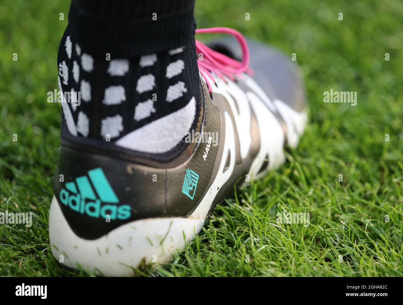 Gareth Bale de el nombre de su hijo Nava en sus botas durante Campeonato Europeo la UEFA de 2016 en el Estadio Lyon, Lyon. Fecha de la foto
