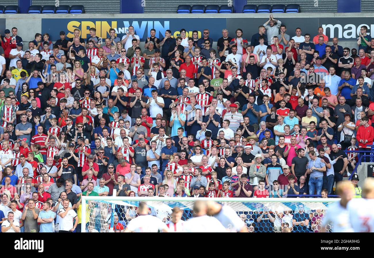 Sheffield Utd Aficionados durante la Sky Bet League Un partido en el Macron Stadium, Bolton. Fecha de la foto: 6th de agosto de 2016. Pic Simon Bellis/Sportage Foto de stock