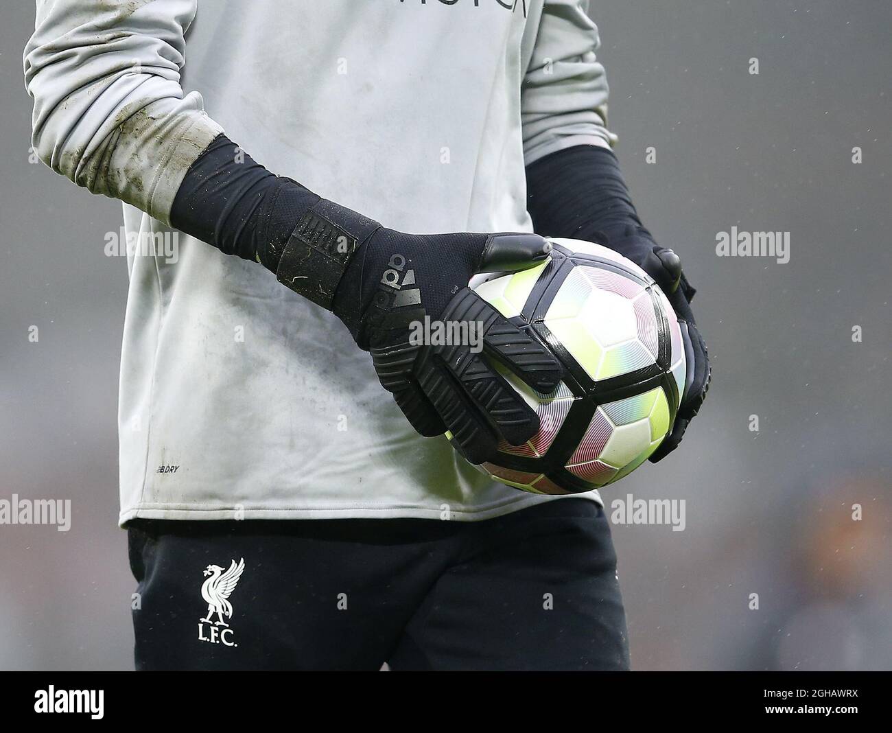 Primeros planos de los guantes de portero Adidas durante el partido de la  Liga Premier Inglesa en el estadio Anfield, Liverpool. Fecha de la foto:  Marzo de 12th 2017. El crédito PIC