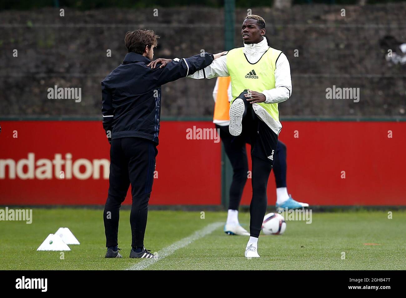 Paul Pogba, de Manchester United, se calienta y lleva zapatillas durante la  sesión de entrenamiento abierta de Manchester United en el Carrington  Training Center, Manchester. Fecha de la foto: Mayo de 19th