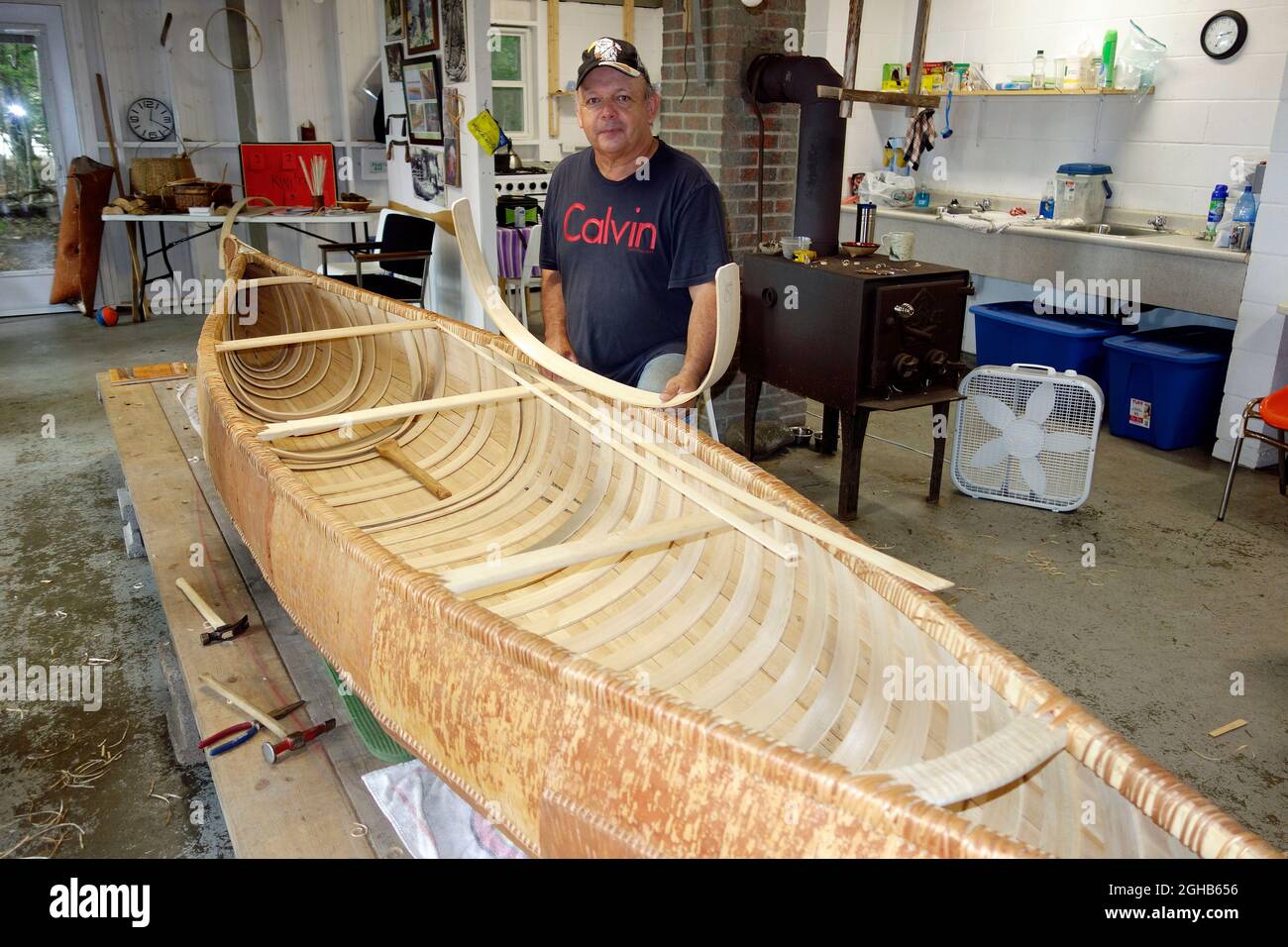 El constructor de canoas Todd Labrador en el taller de canoas de corteza de abedul en el Parque Nacional Kejimkujik, Nueva Escocia, Canadá Foto de stock