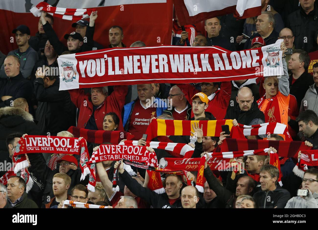 Los fans de Liverpool mantienen un fular gigante con la frase 'nunca  caminarás solo' durante el partido del grupo E de la Champions League en el  estadio Anfield, Liverpool. Foto fecha 13th