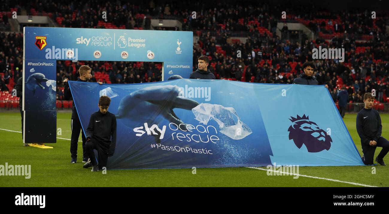 La Premier League y su asociación con Sky Ocean rescatan para prohibir los  plásticos en todos los terrenos durante el partido de primera liga en el  estadio de Wembley, Londres. Foto fecha
