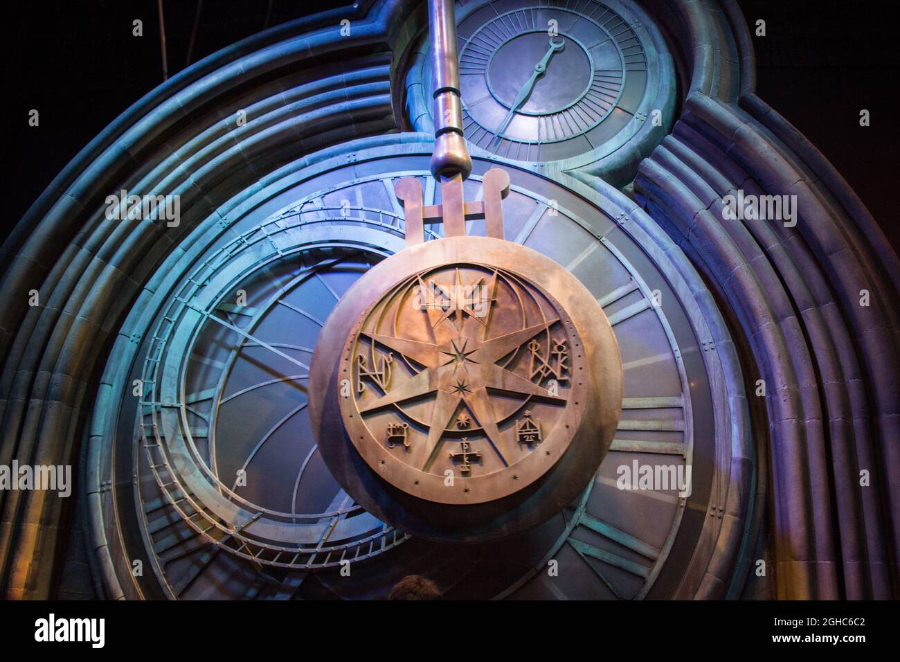 Gran reloj en la entrada de Hogwards - Harry Potter Foto de stock