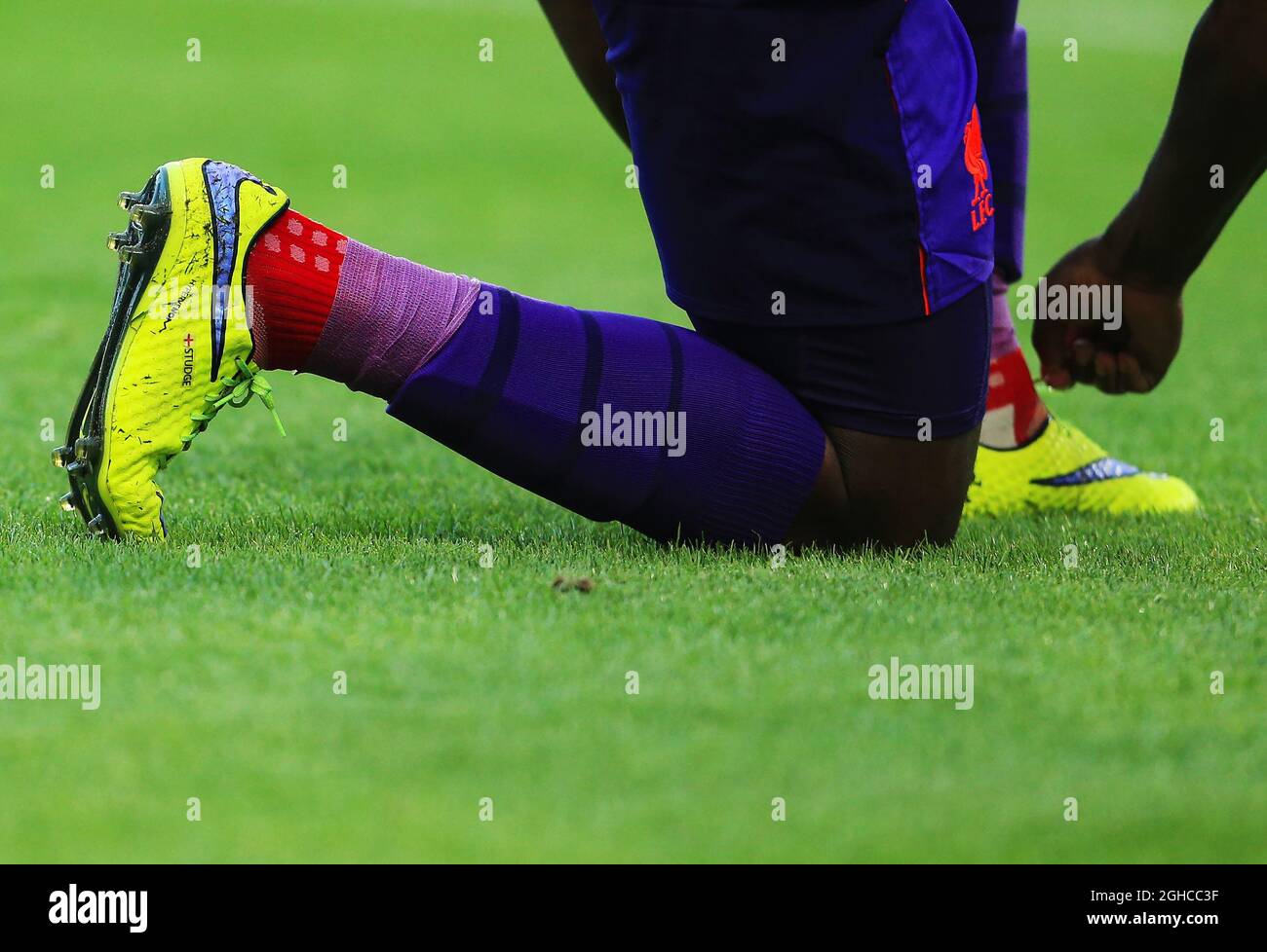 Las botas de fútbol Nike Hypervenom personalizadas que Daniel Sturridge de Liverpool lleva en el partido de pretemporada Prenton Park, Birkenhead. Foto fecha de julio de 2018. El crédito de
