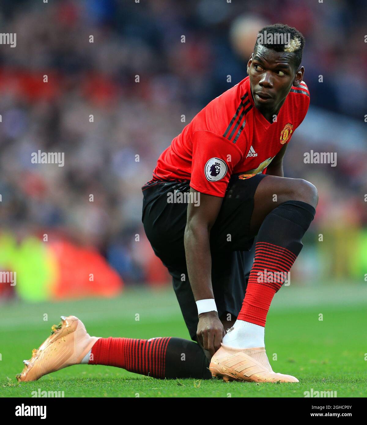 Pogba, del Manchester United, ajusta sus botas durante el partido de la Premier League en el Old Trafford, Manchester. Foto fecha 6th de octubre de 2018. El crédito de la